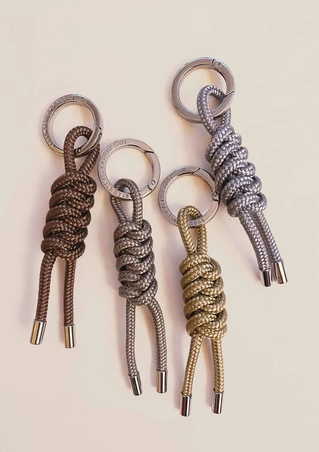 LOPE Stable Bag Charm Twist taskevedhæng brun nylon
