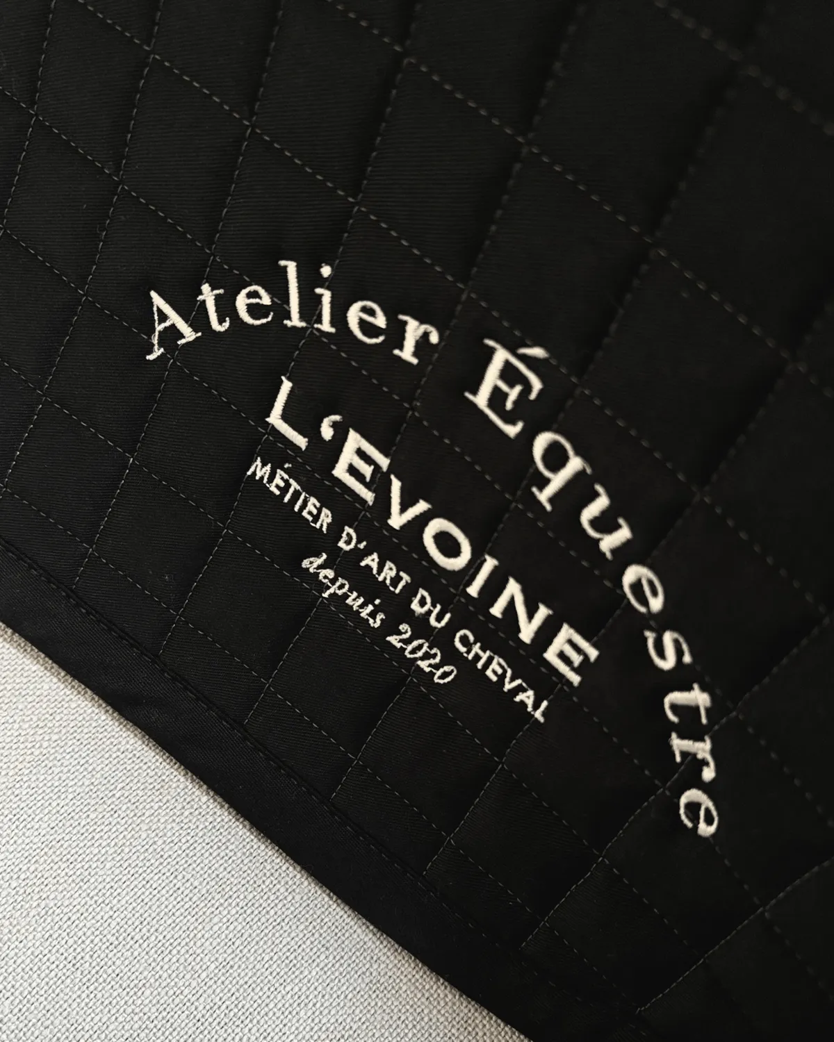 L'Evoine Dressurschabracke dressurunderlag noir bomuld