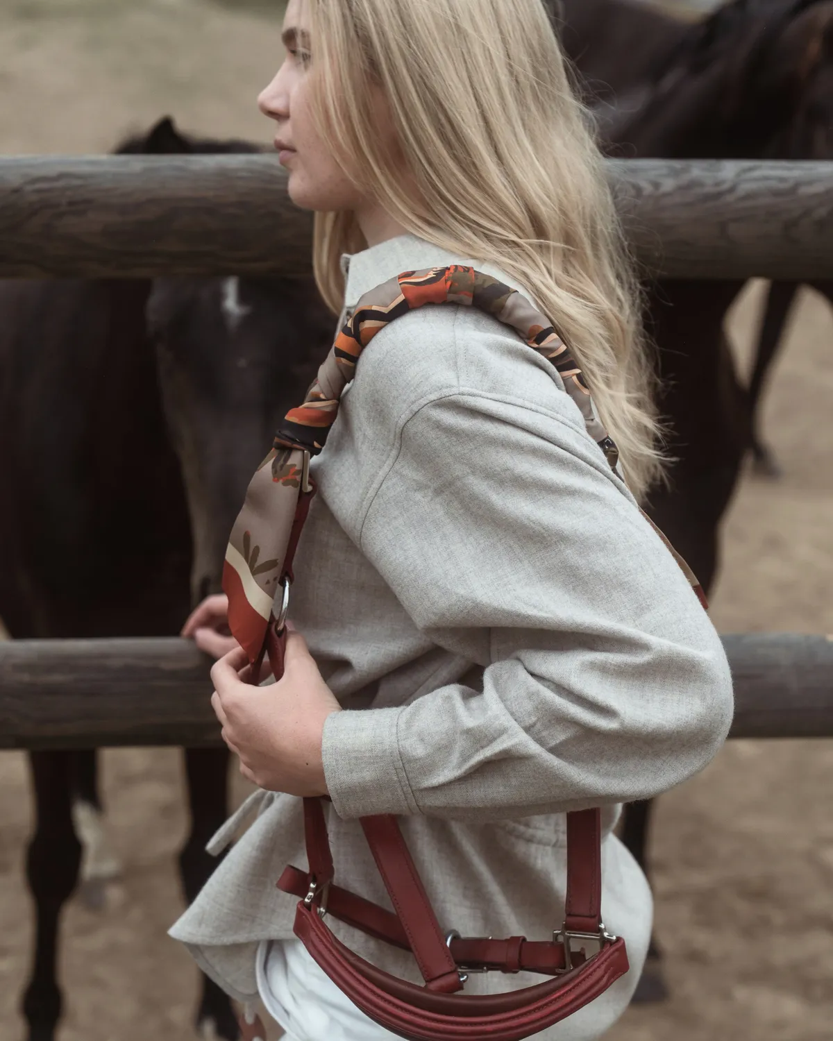 L'Evoine Horses At Pasture Maxi Twilly silketørklæde silke