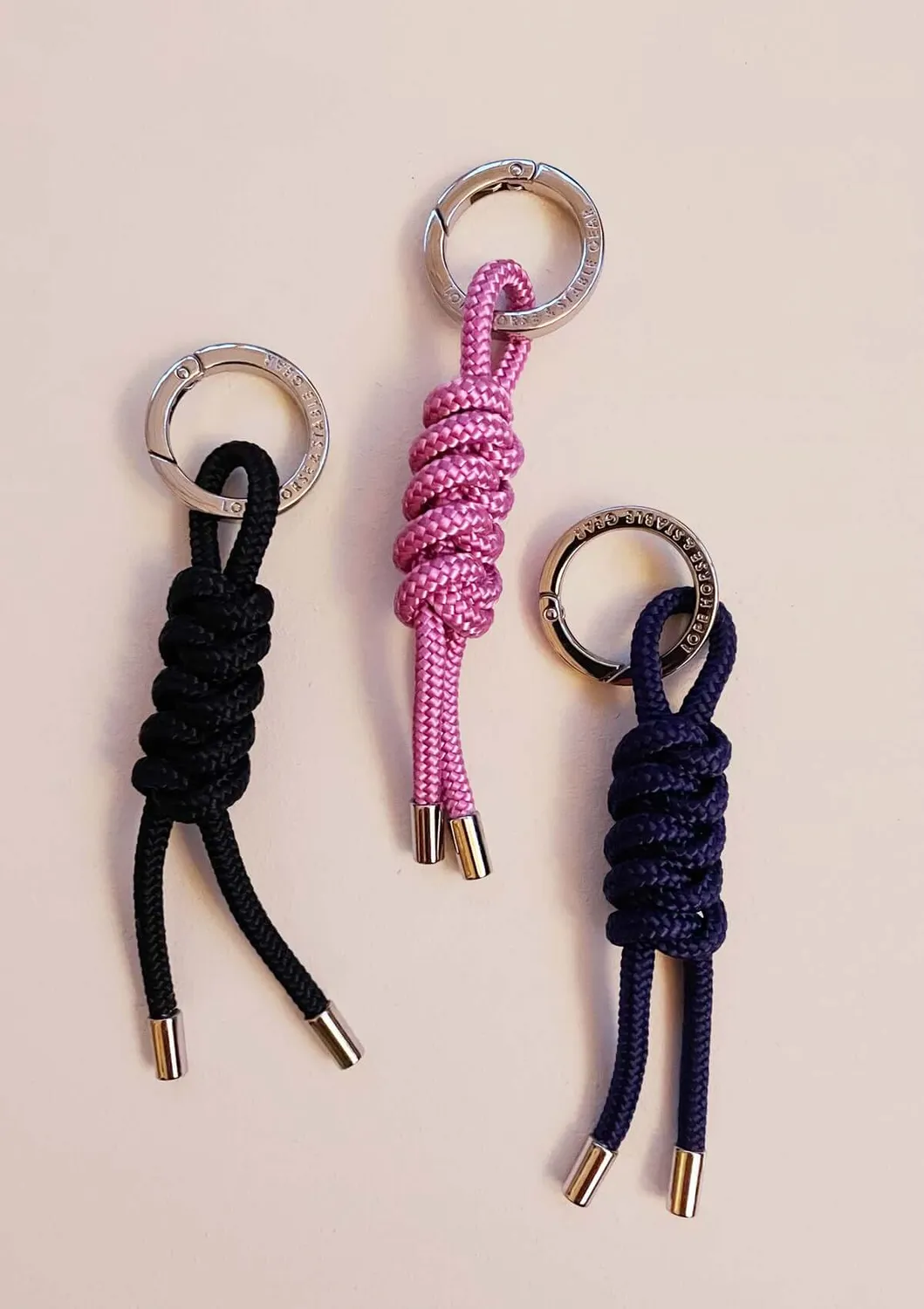 LOPE Stable Bag Charm Twist taskevedhæng brun nylon