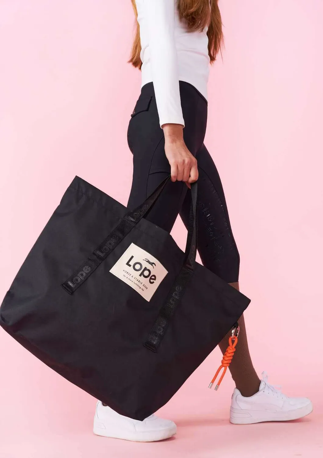 LOPE Stable Bag Charm Twist taskevedhæng brun nylon